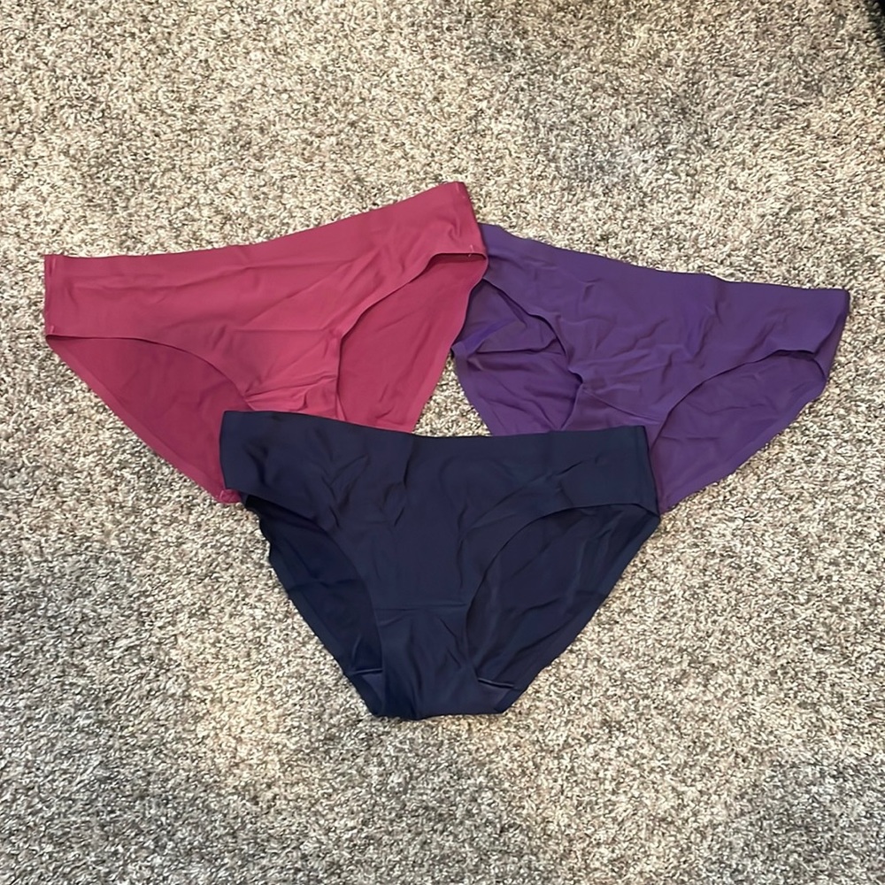 NWOT 3-pack Women’s Seamless No-Show Hipster Panties. Size M